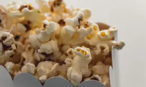 Ile kcal ma popcorn karmelowy? Zaskakujące różnice w kaloriach!