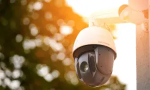 Caméra de surveillance d'entreprise Hikvision, un élément clé d'un système vidéo surveillance entreprise moderne, surveillant discrètement les environs.