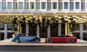 En blå klassisk brittisk sportbil ss bredvid en röd modern sportbil framför The Chancery Rosewood.