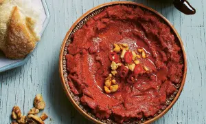 En skål med mustig muhammara, toppad med nötter och chili. Perfekt till nybakat bröd.