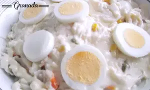 Deliciosa ensalada de arroz con mayonesa, coronada con rodajas de huevo duro. Un clásico que sabe a Granada.