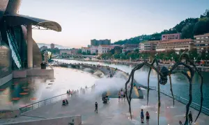 Gigantyczny pająk strzeże Muzeum Guggenheima w Bilbao. Wspaniałe bilbao atrakcje zachwycają o zmierzchu.