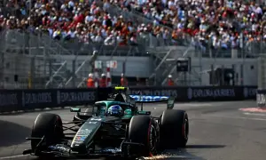 Un coche Aston Martin de F1 compite ante una multitud. Las últimas f1 noticias Aston Martin.