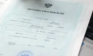 Gdzie kupić świadectwo? Tylko kłopoty! Legalne alternatywy i kary do 8 lat