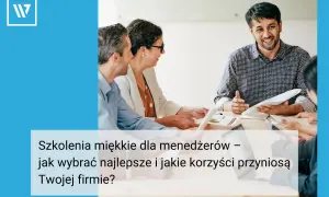 Uśmiechnięci menedżerowie dyskutują podczas spotkania. Rozważają szkolenia miękkie dla menedżerów, by rozwijać firmę.