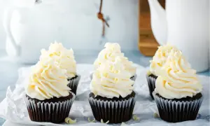 Chokladcupcakes med fluffig vaniljfrosting. Ett enkelt frosting recept för dessa läckerheter.