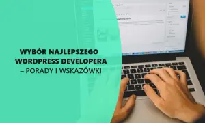 Ręce piszą na klawiaturze laptopa, tworząc stronę na WordPress. Wybór najlepszego WordPress developera to klucz do sukcesu.
