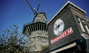 Mulino a vento accanto alla Brouwerij 't IJ, con il suo iconico logo struzzo.