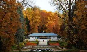 Jesienny park w Sosnowcu, z kolorowymi liśćmi i fontanną, to jedno z romantycznych miejsc na Śląsku.