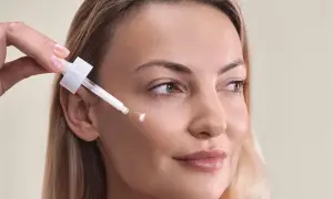 Kwas palmitynowy w kroplach serum pielęgnuje skórę kobiety, nadając jej blask i nawilżenie.