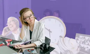 En kvinna med glasögon ser uttråkad ut vid sitt skrivbord, medan en glad man pratar i telefon i bakgrunden. Känslan av olika grupperingar på jobbet.