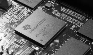 Zbliżenie na układ scalony z technologią flash, widoczne na płytce drukowanej.