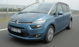 Niebieski Citroen C4 Spacetourer pędzi autostradą, gotowy na rodzinne przygody.