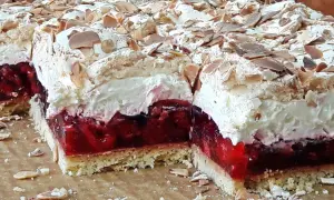 Puszyste bezy na ciasto malinowa chmurka, z warstwą galaretki z malinami i kremem. Idealne na deser!