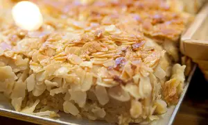 Ein köstlicher Kuchen mit Mandelblättchen, perfekt für ein Hummelkuchen Rezept.