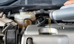 Ile kosztuje wymiana oleju u mechanika? Sprawdź ceny i ukryte koszty
