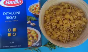 Makaron Ditaloni Rigati Barilla w misce, gotowy na pyszną zupę z ziemniakami (pasta patate).
