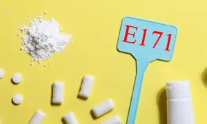 Biały proszek, tabletki, guma do żucia i etykieta E171. Czy to właśnie titanium dioxide co to za dodatek?