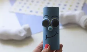 Un pitufo filósofo, dibujo hecho con un rollo de papel azul, ojos saltones y una sonrisa pensativa.