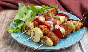 Spiedini succulenti con pollo, salsiccia, zucchine e peperoni, cotti alla perfezione nella friggitrice ad aria.