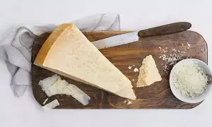 Jak wygląda ser parmezan? Odkryj jego unikalne cechy i wygląd