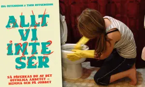 En person med gula handskar rengör en toalett. Boken "Allt vi inte ser" handlar om osynligt arbete.