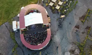 Open-air-Bühne in Berlin mit Publikum, perfekt für einen entspannten Christi Himmelfahrt.