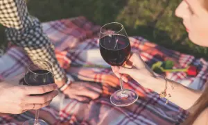 Czy można pić alkohol podczas okresu - poznaj prawdę i zagrożenia