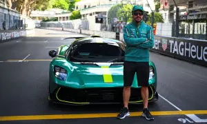 Fernando Alonso posa junto a un Aston Martin verde en Mónaco. ¡Las últimas noticias de Fernando Alonso siempre nos traen sorpresas!