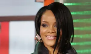 Rihanna z charakterystycznym makijażem oczu i fryzurą, przypominającą okładkę singla "Umbrella".