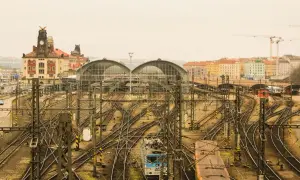 Skomplikowana sieć torów kolejowych na dworcu w Pradze, gdzie czeski rozkład jazdy pociągów jest kluczowy dla sprawnego ruchu.