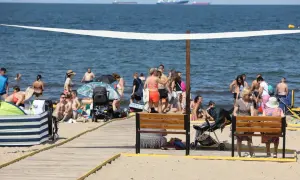 Plaża w Gdańsku tętni życiem. Ludzie kąpią się, opalają i spacerują. To idealne miejsce na relaks i odkrywanie gdańskich atrakcji dla dorosłych.