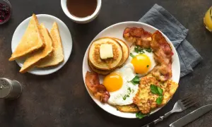 Colazioni proteiche veloci: uova, bacon, pancake e toast per iniziare la giornata con energia.