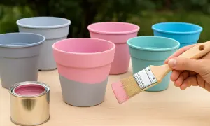 Czym pomalować plastikowe doniczki ogrodowe, by trwały dłużej?