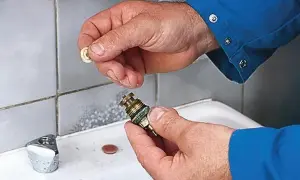 Jak naprawić kran w zlewie? Oszczędź na hydrauliku poradnik!