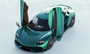 En grön Koenigsegg bil med dörrarna uppåt, redo för en tur.
