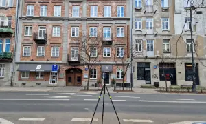 Kamienice z cegły i tynku, z balkonami i oknami. Na parterze restauracja "Oficyna", co to za miejsce?