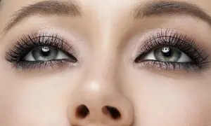 Oczy z perfekcyjnym makijażem smokey eye, długimi rzęsami i subtelnym połyskiem na powiekach.