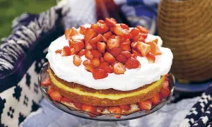 En härlig jordgubbstårta med fluffig grädde och en syrlig lemoncurdfyllning, dekorerad med färska jordgubbar. Perfekt för sommaren!