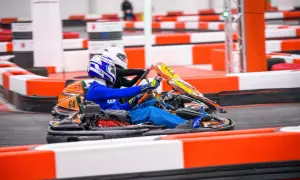 Dzieci ścigają się gokartami na torze wyścigowym Warszawa.