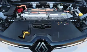 Compartimento del motor de un Renault Mégane, mostrando los componentes eléctricos y de refrigeración.