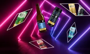 Diverse birre artigianali OSTE, tra cui una IPA e una sour, fluttuano tra luci al neon. Quale sarà la birra più buona?