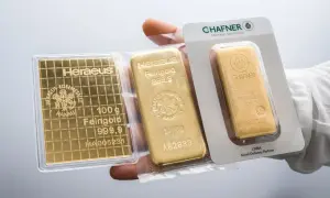 Trzy sztabki złota: 100g Heraeus, 1000g Heraeus i 500g Chafner. Spadek cen złota może skłonić do zakupu.