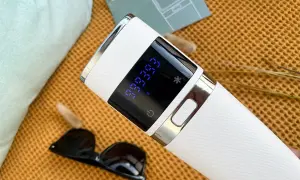 Biały depilator IPL z cyfrowym wyświetlaczem, idealny do domowego użytku. Zastanawiasz się, jaki depilator wybrać? Ten model oferuje wiele funkcji.