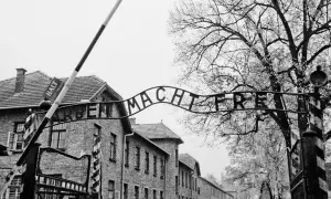 Brama Auschwitz gdzie jest - odkryj miejsce z napisem Arbeit Macht Frei