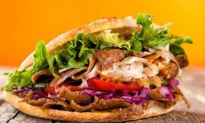 Mały kebab: Ile ma kcal i jak wybrać lżejszą wersję?