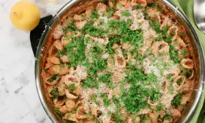 En krämig pasta al tonno med färsk persilja och riven parmesan. Perfekt för ett snabbt och gott recept.