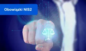Dłoń wskazująca na symbol wagi sprawiedliwości, z tekstem "Obowiązki NIS2" i cyfrowymi połączeniami.
