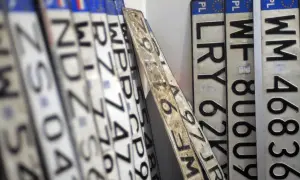 Rząd tablic rejestracyjnych, w tym rejestracje dyplomatyczne, z numerami takimi jak WM 46836 i LRY 62K.