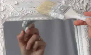 Farba nie odpryśnie! Malowanie ramy lustra z plastiku DIY